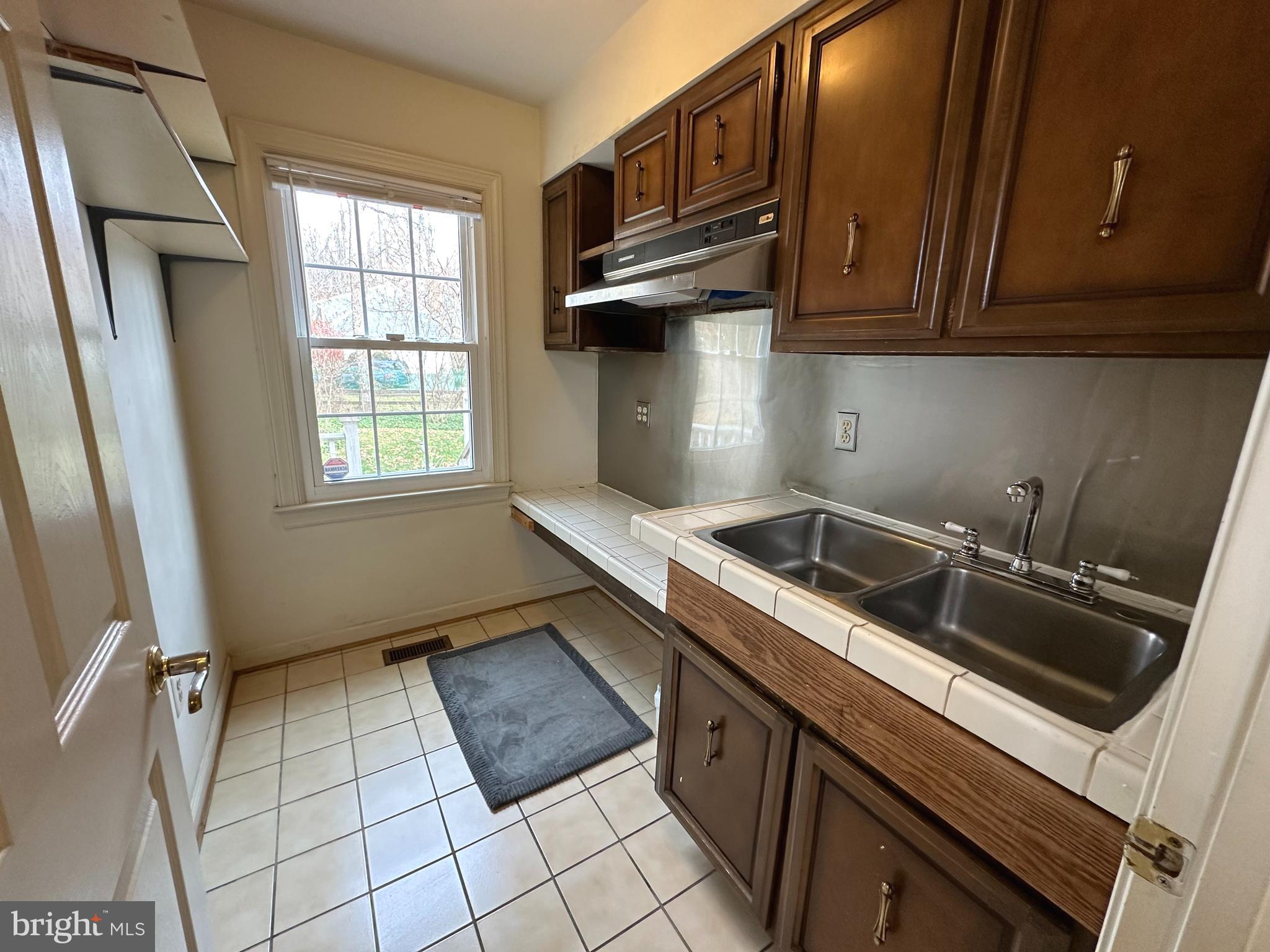 WILLIAMSBURG GARDENS - Residential Lease