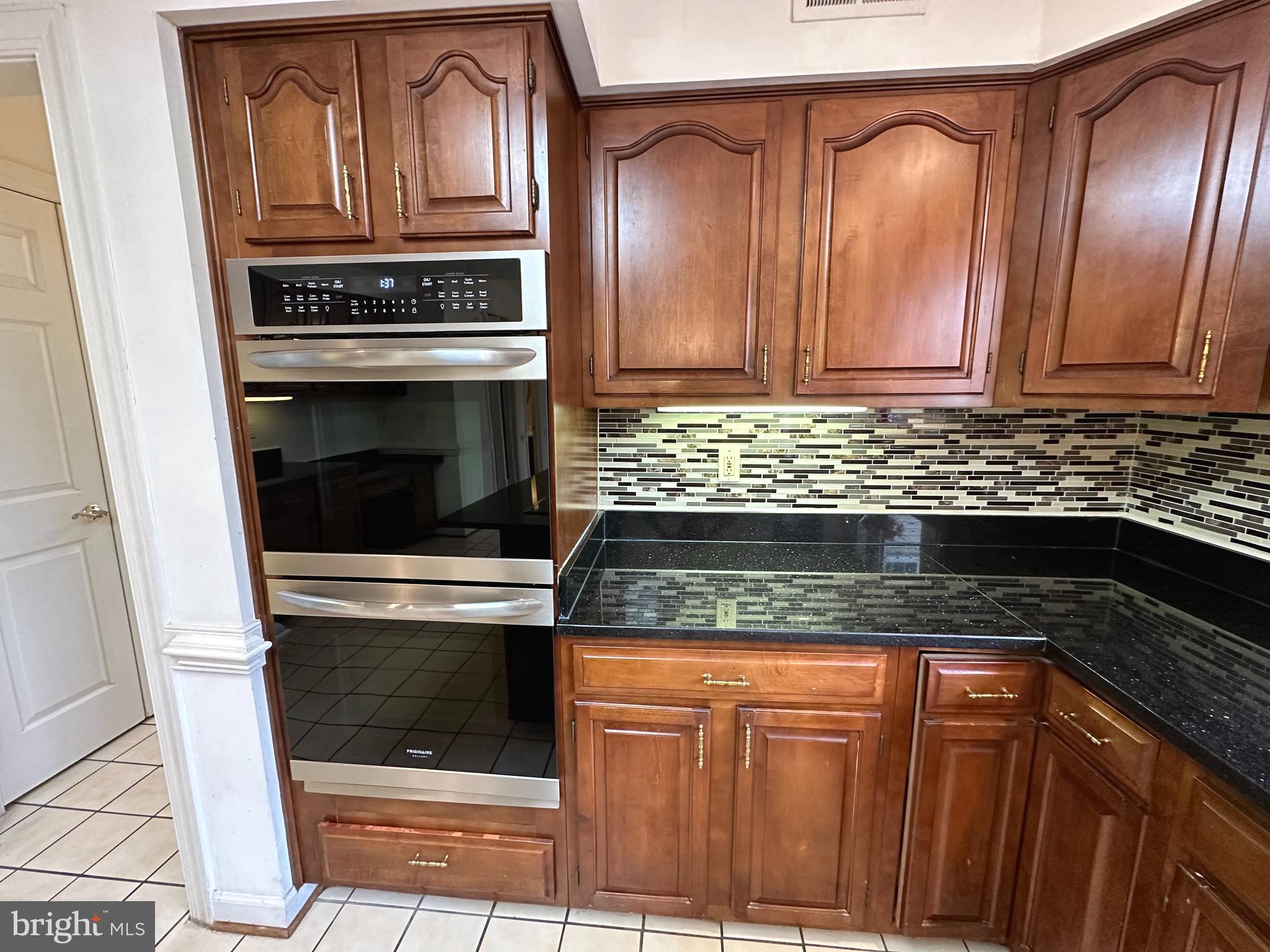 WILLIAMSBURG GARDENS - Residential Lease