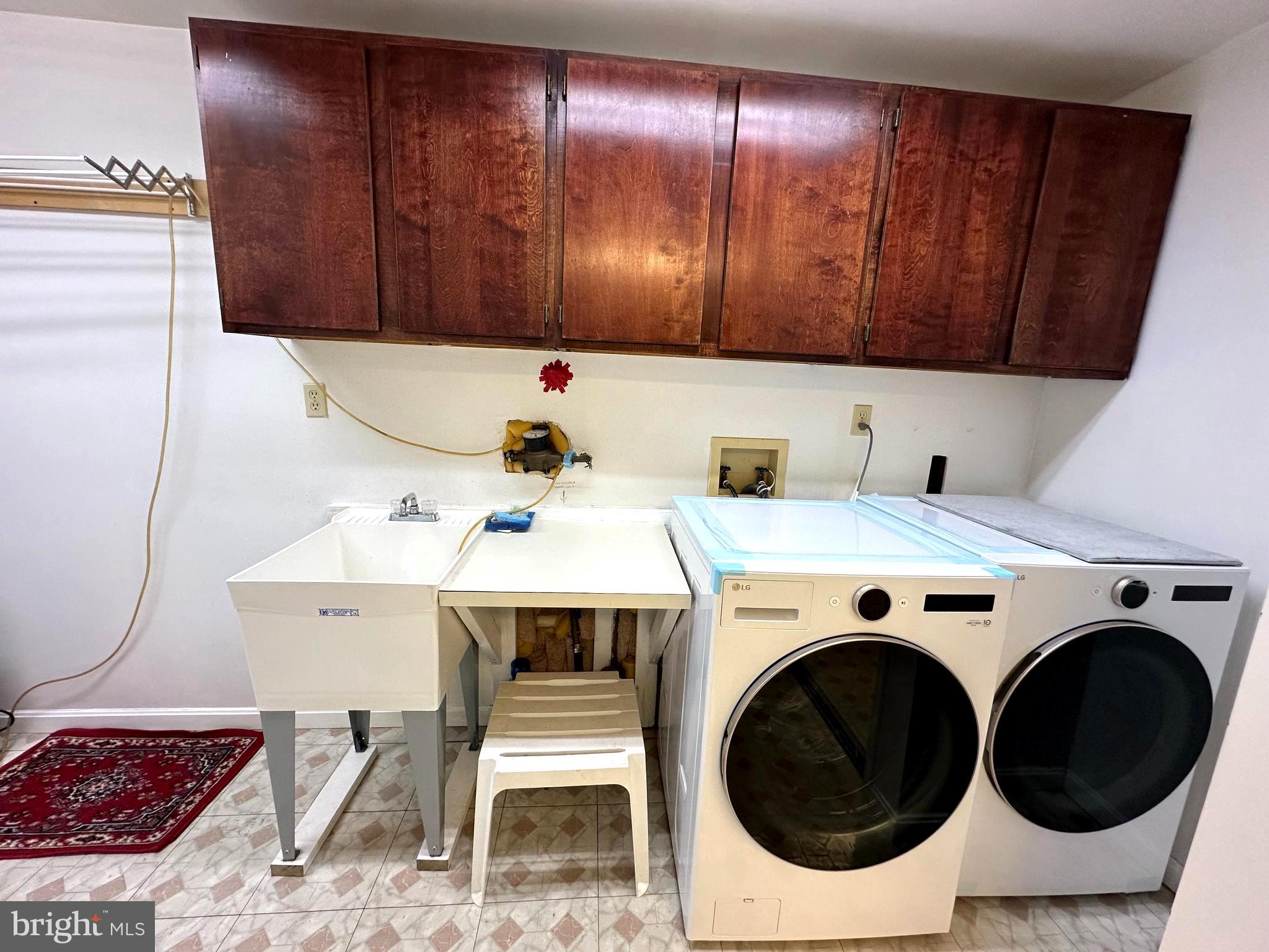 WILLIAMSBURG GARDENS - Residential Lease