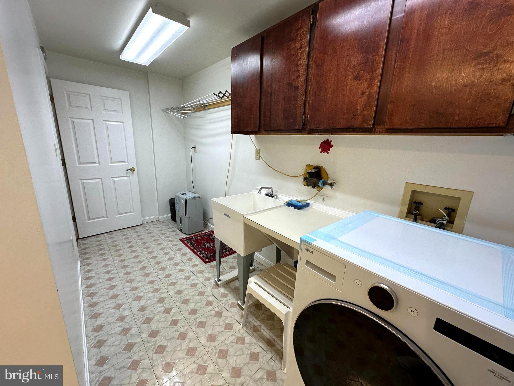 WILLIAMSBURG GARDENS - Residential Lease