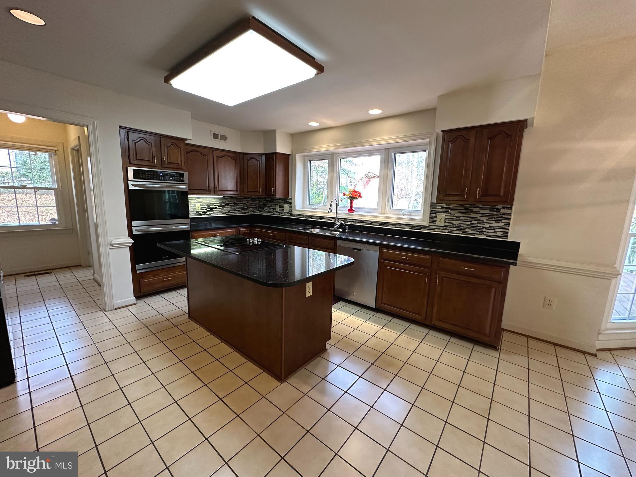 WILLIAMSBURG GARDENS - Residential Lease