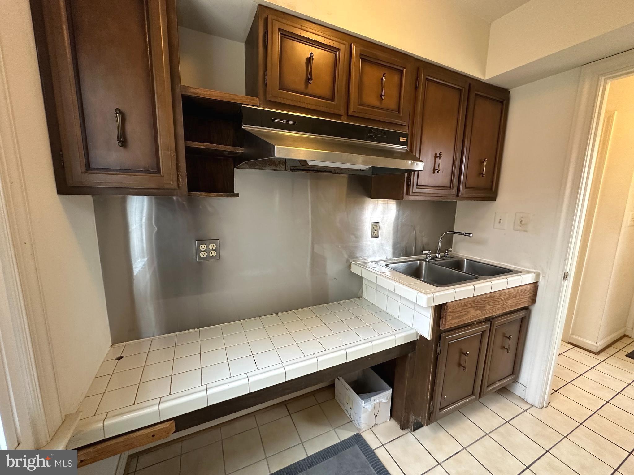 WILLIAMSBURG GARDENS - Residential Lease