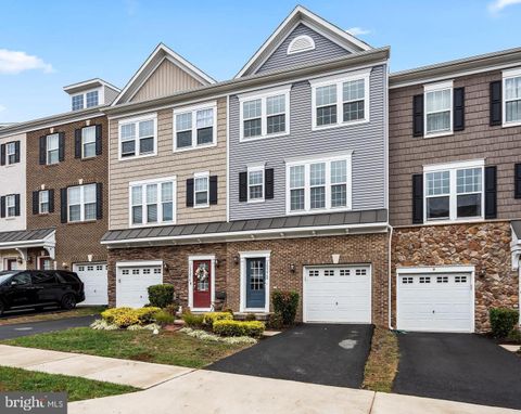 Photo of 15272 Cartersville Court, HAYMARKET, VA 20169 (MLS # VAPW2113516)