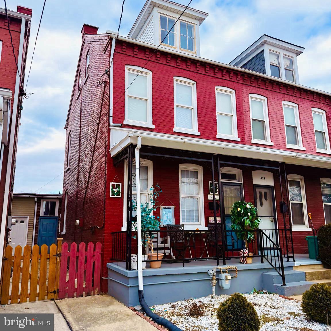 913 SPRUCE STREET