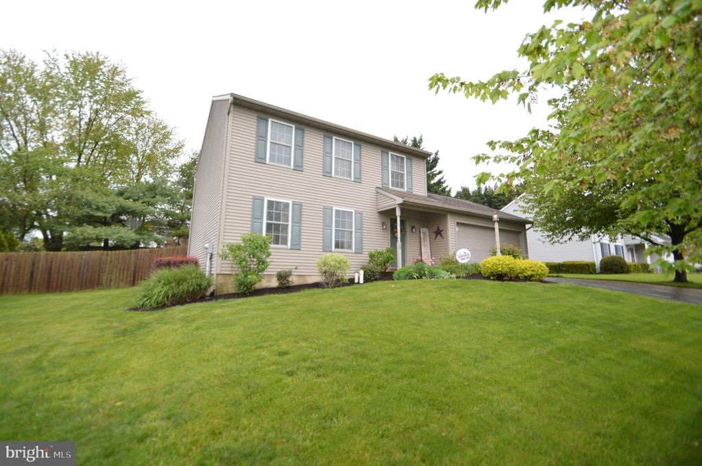 Photo of 10 PEACH DR, LITITZ, PA 17543 (MLS # PALA2033878)