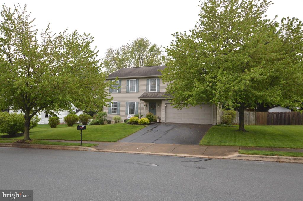 Photo of 10 PEACH DR, LITITZ, PA 17543 (MLS # PALA2033878)