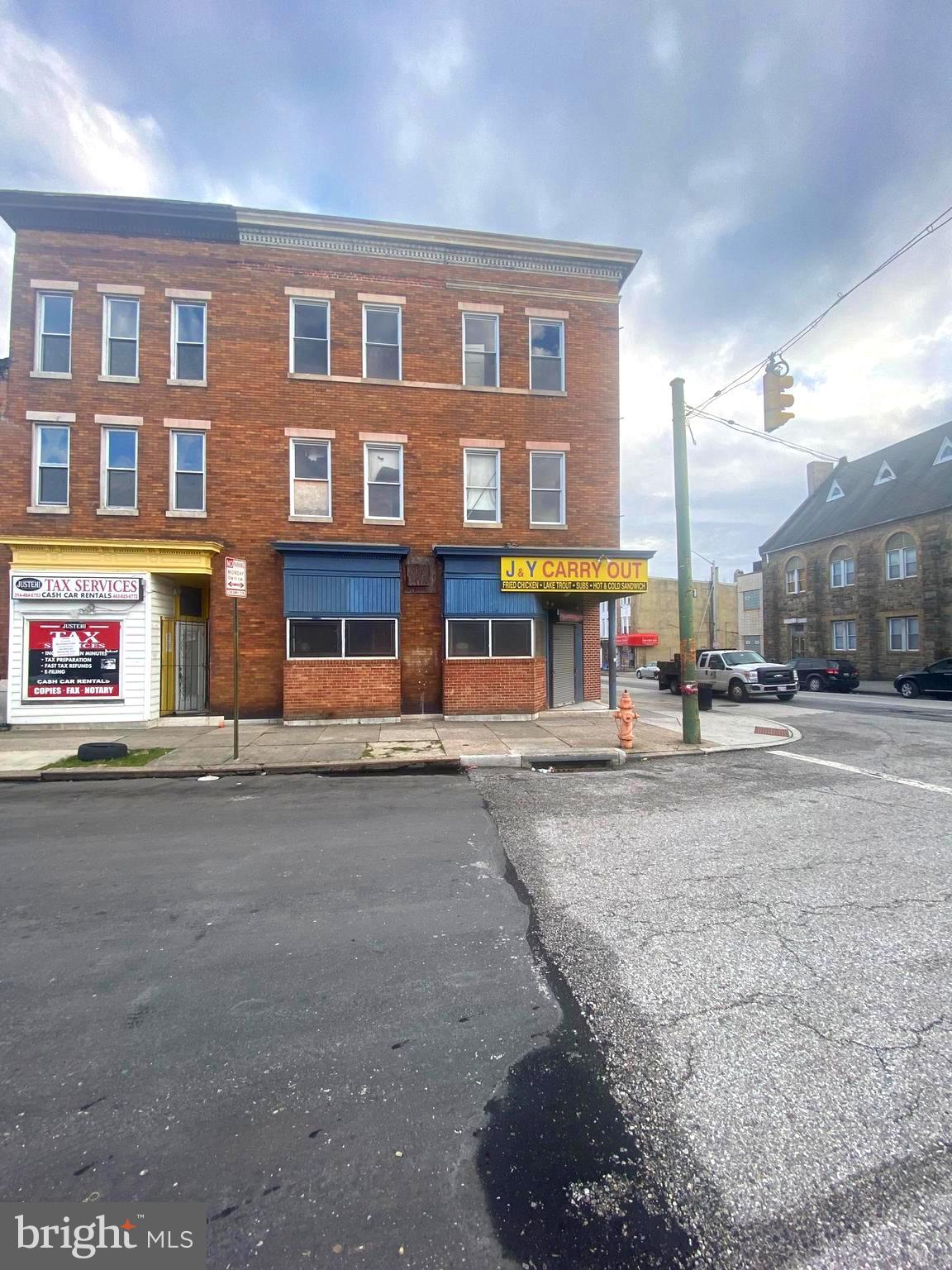 Main image without alt text