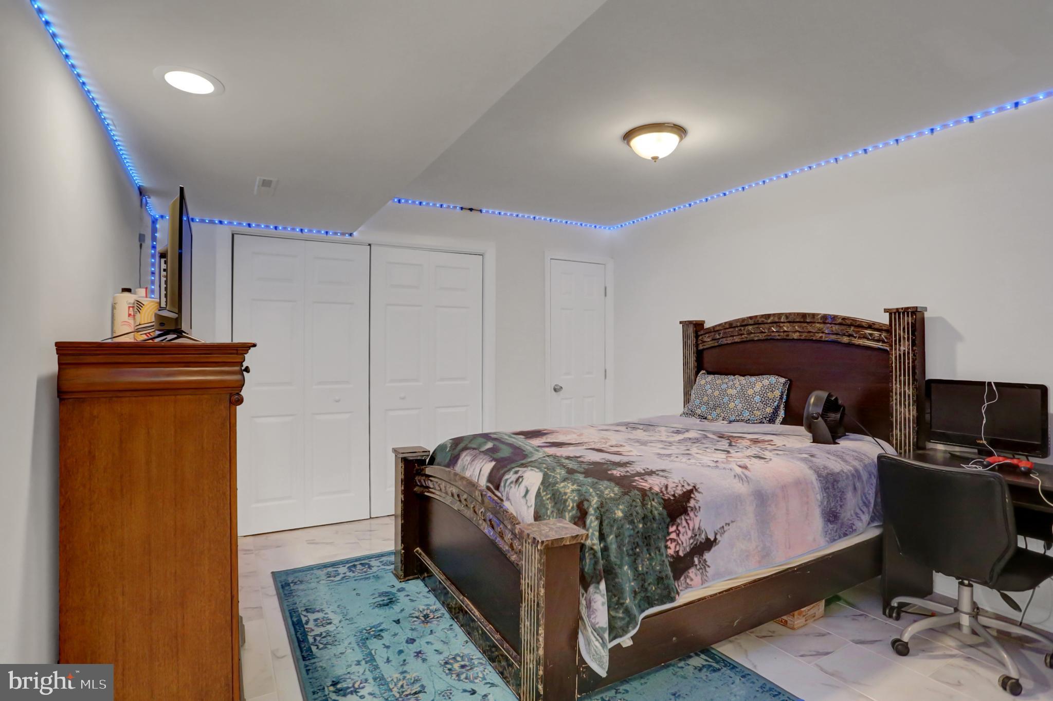 ROLLING HILLS - Residential