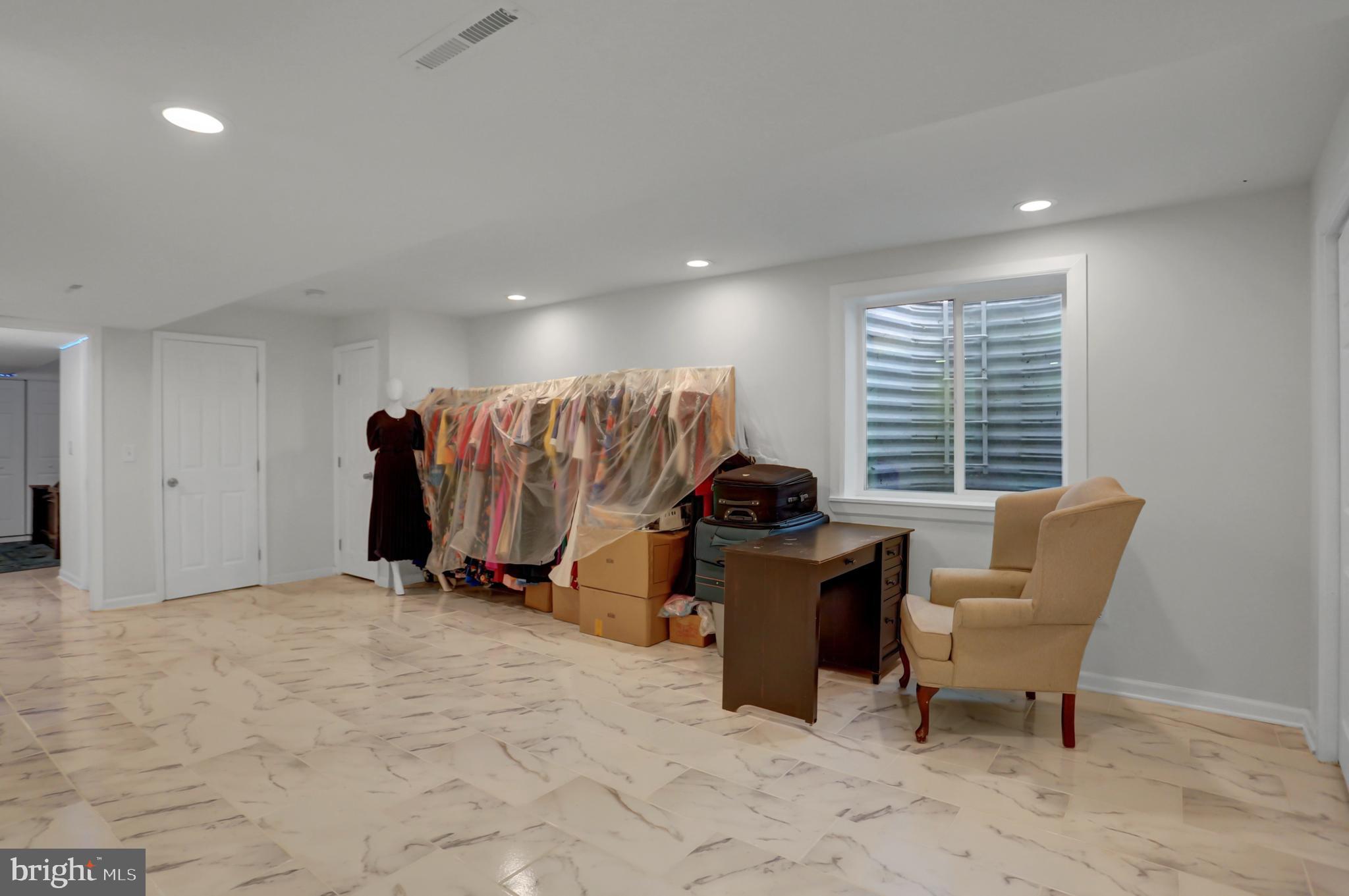 ROLLING HILLS - Residential