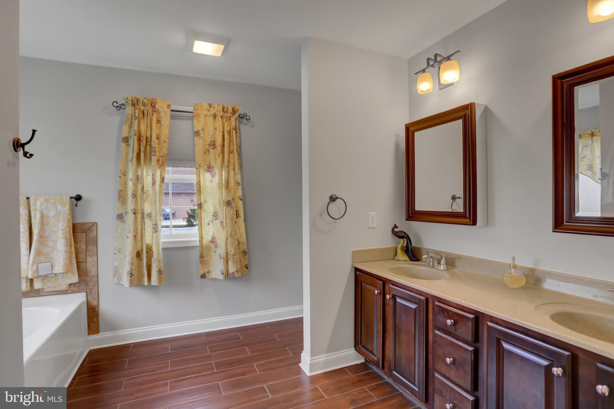 ROLLING HILLS - Residential