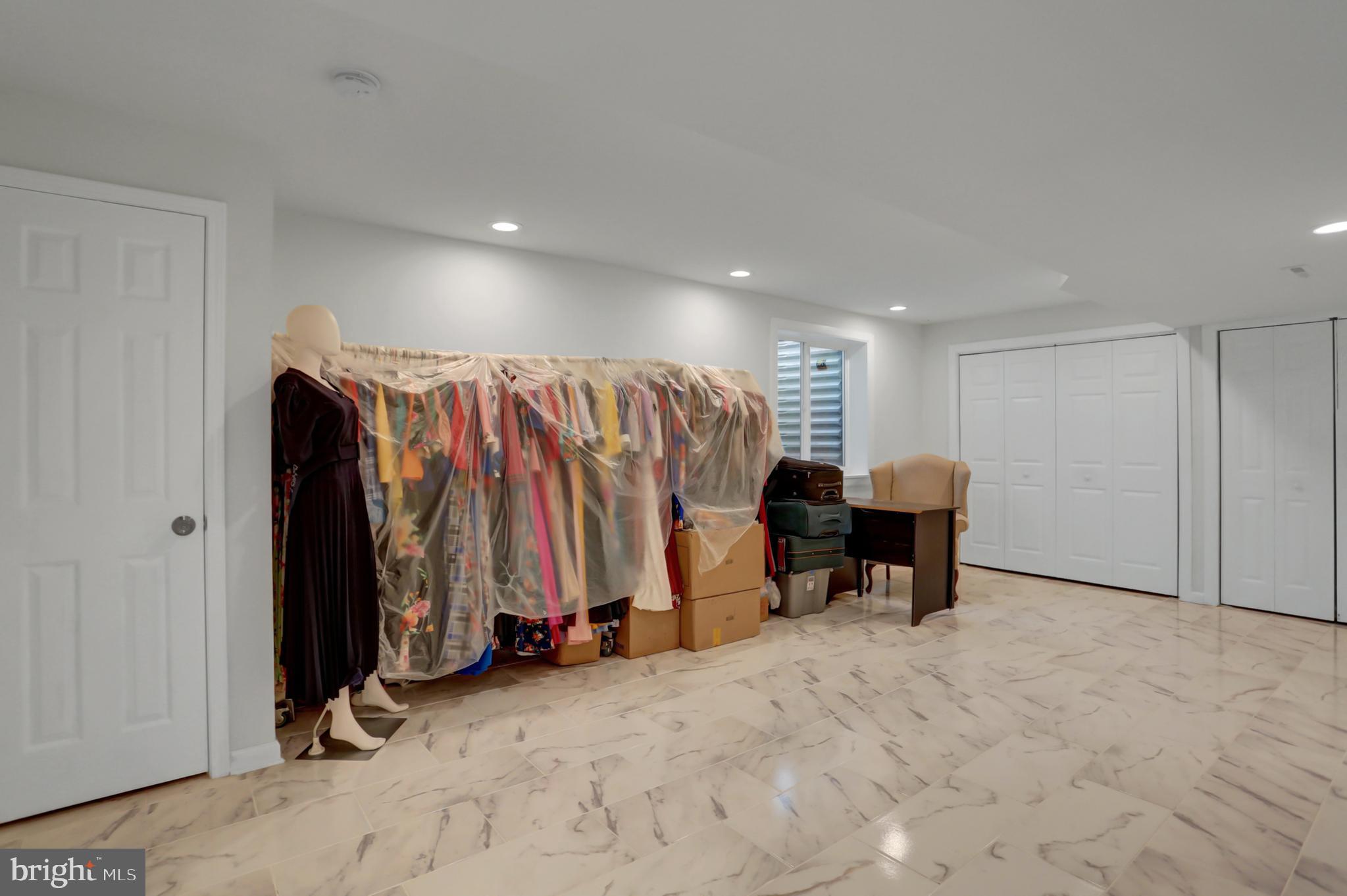 ROLLING HILLS - Residential