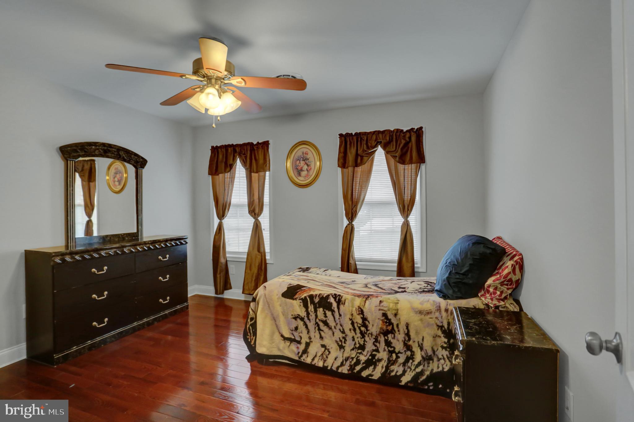 ROLLING HILLS - Residential