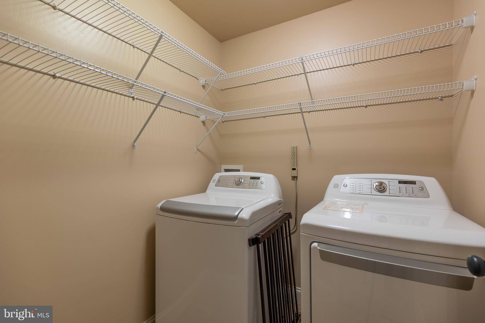 ROLLING HILLS - Residential