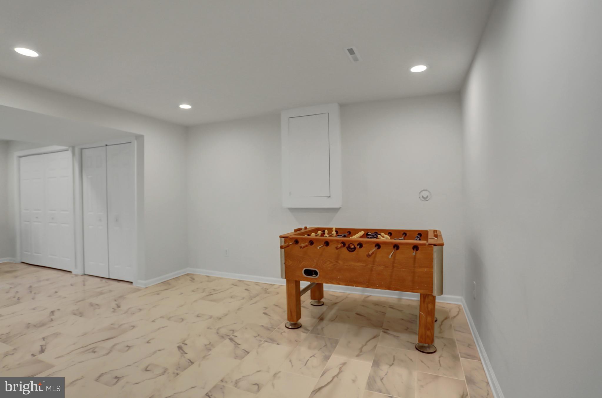 ROLLING HILLS - Residential