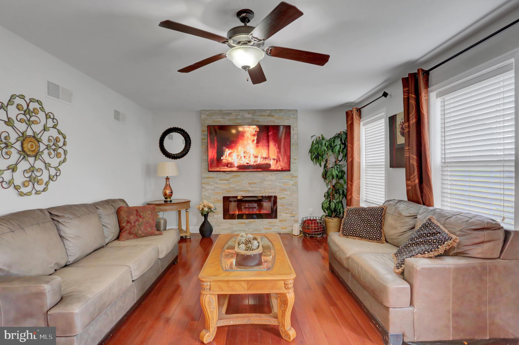 ROLLING HILLS - Residential