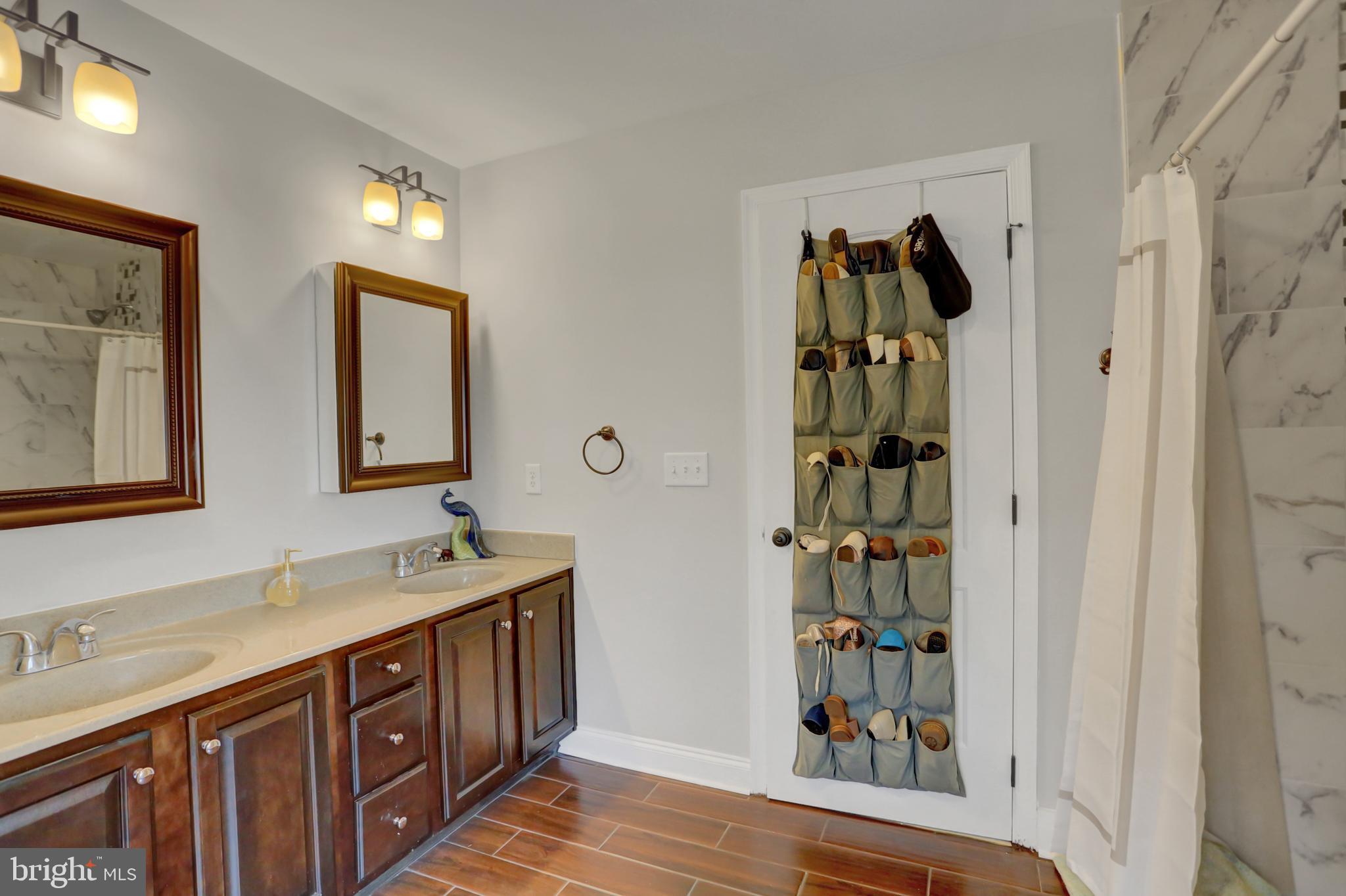 ROLLING HILLS - Residential