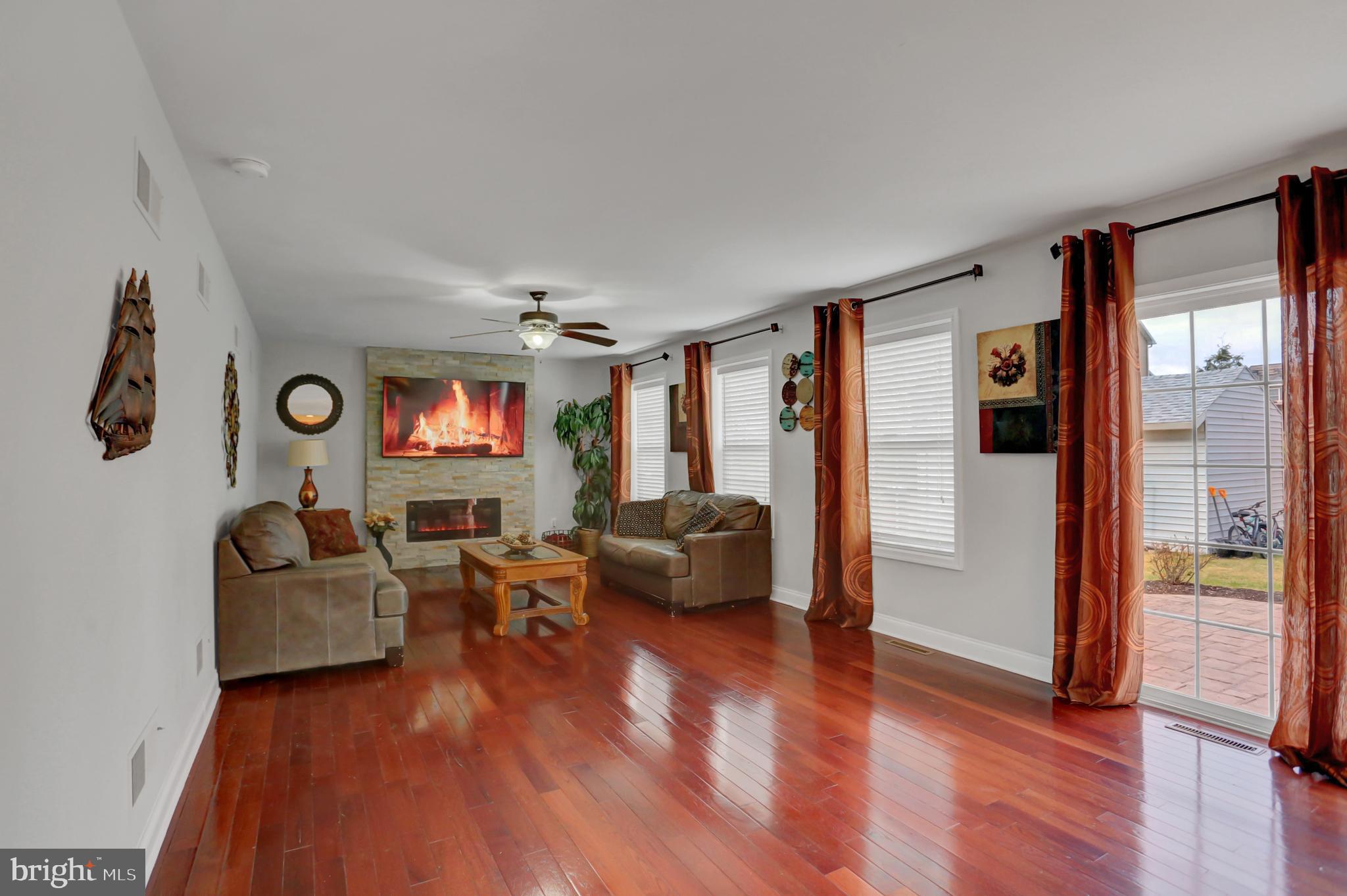 ROLLING HILLS - Residential