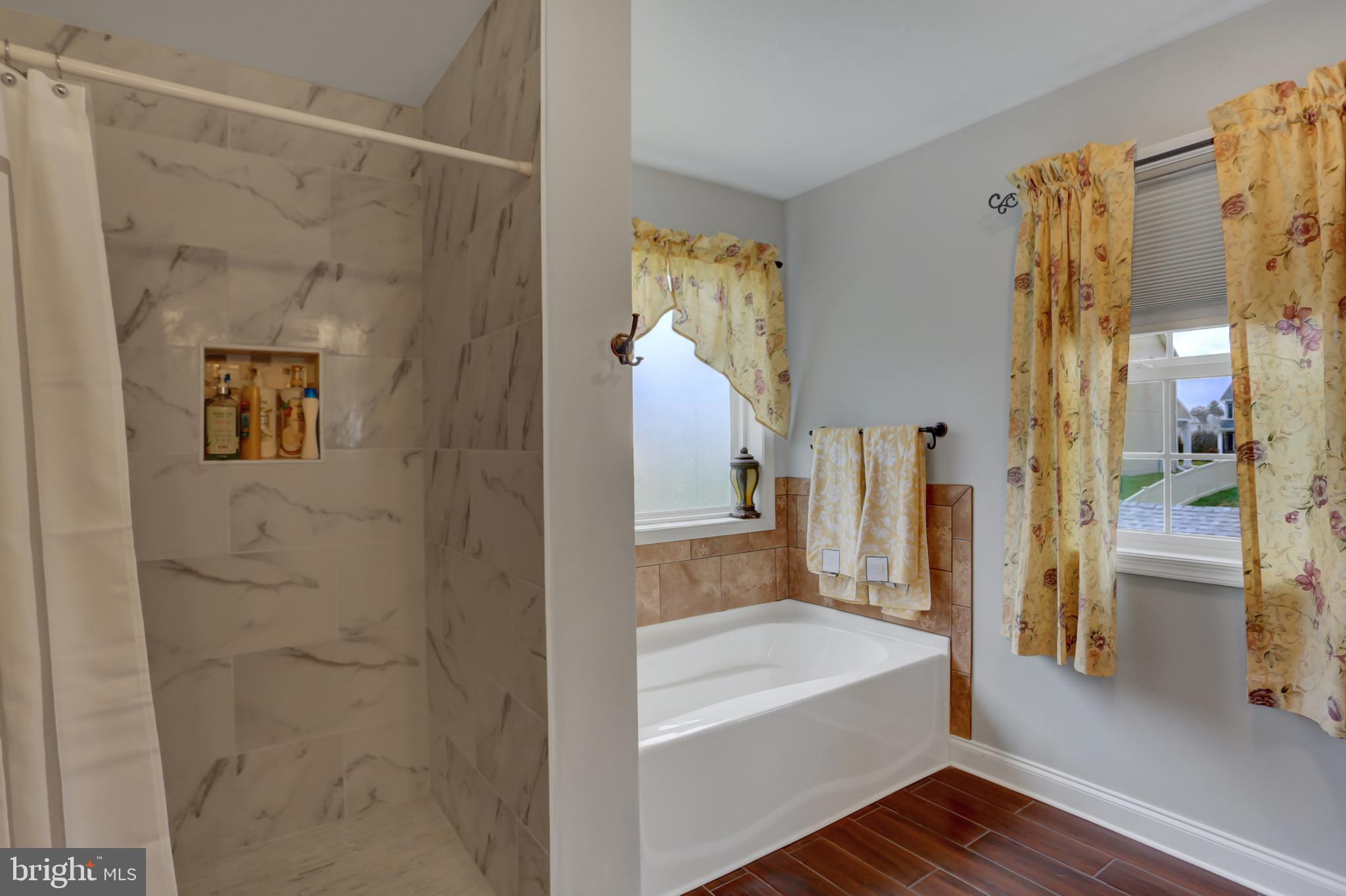 ROLLING HILLS - Residential