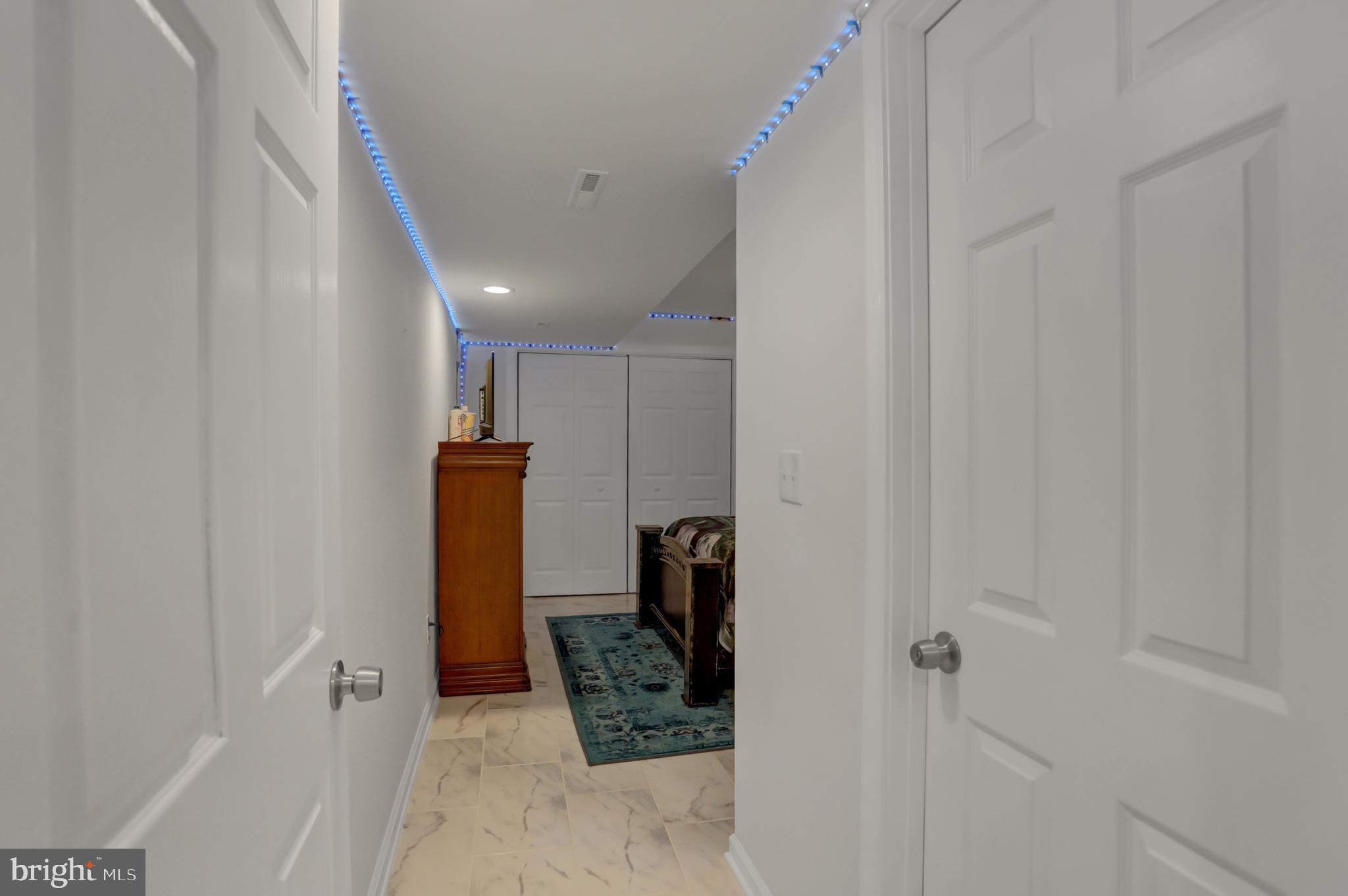 ROLLING HILLS - Residential