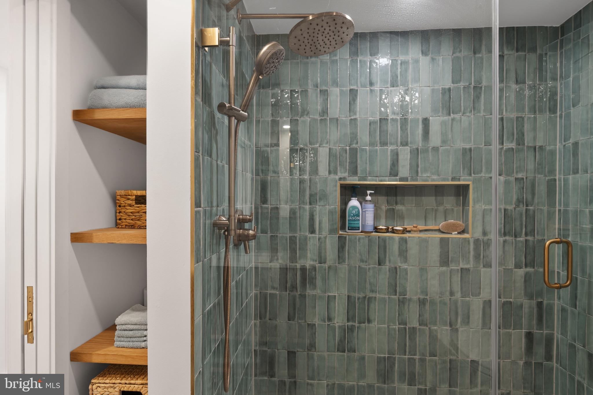 LAKE BARCROFT - Residential