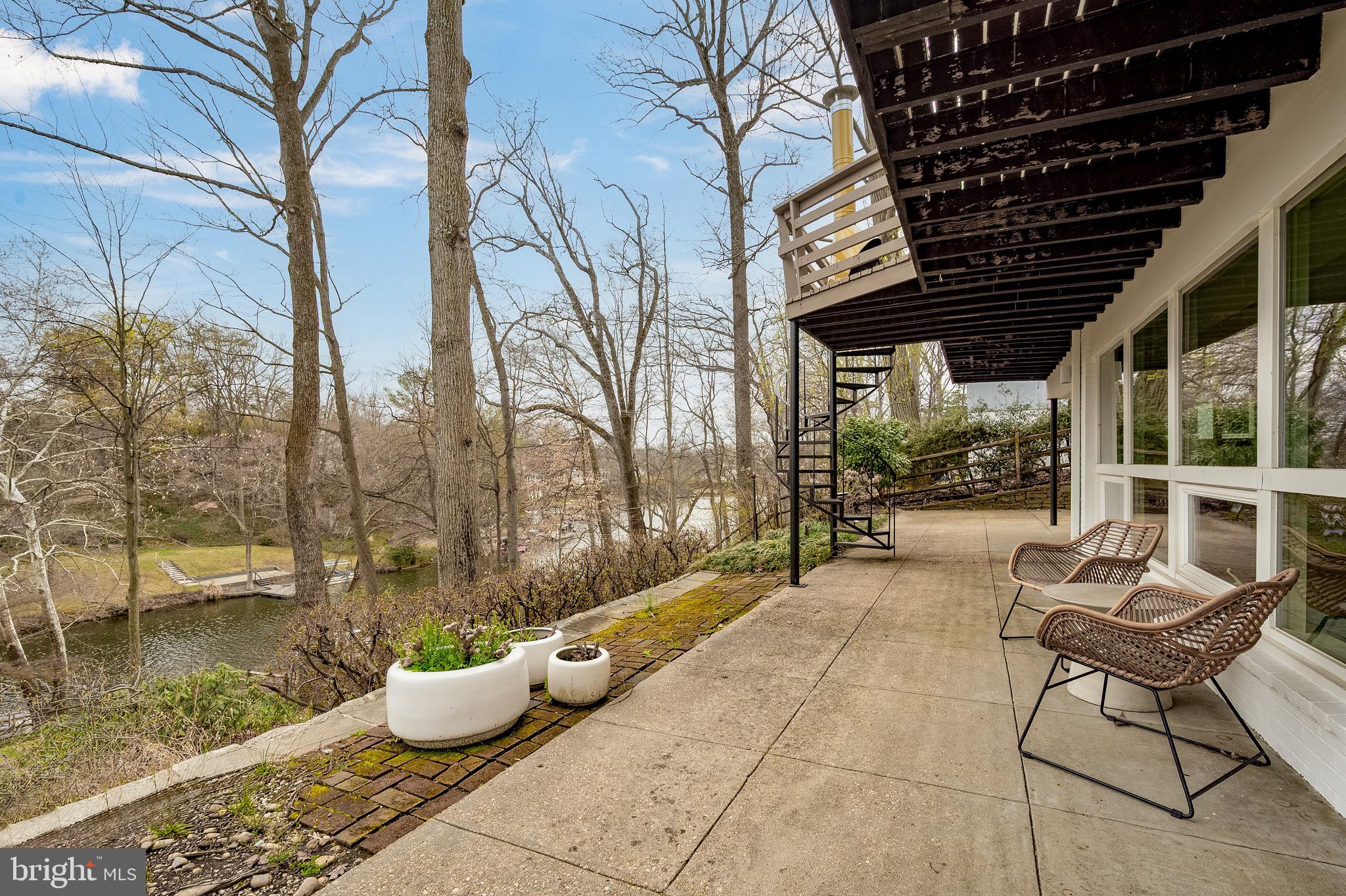 LAKE BARCROFT - Residential