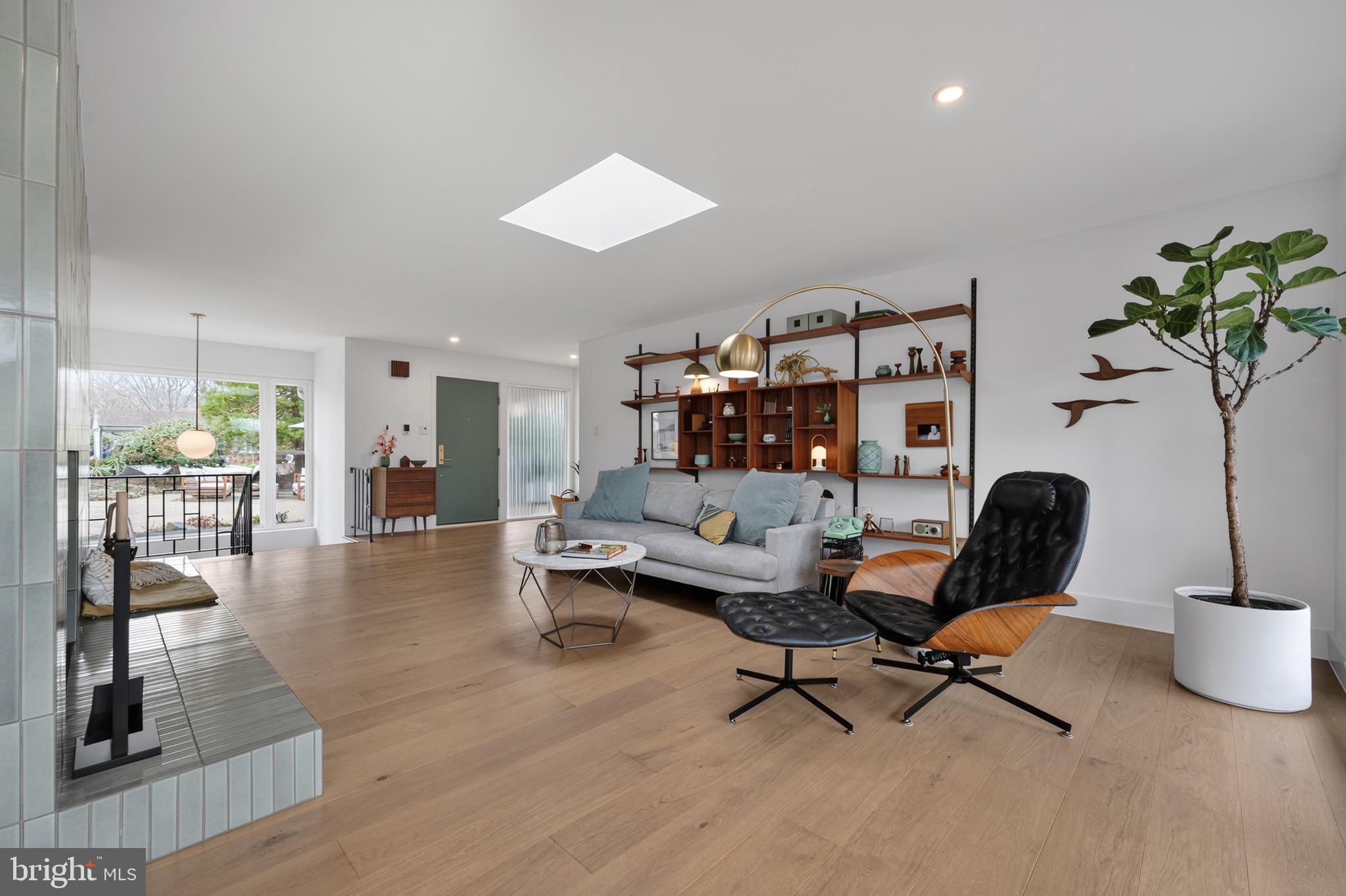 LAKE BARCROFT - Residential