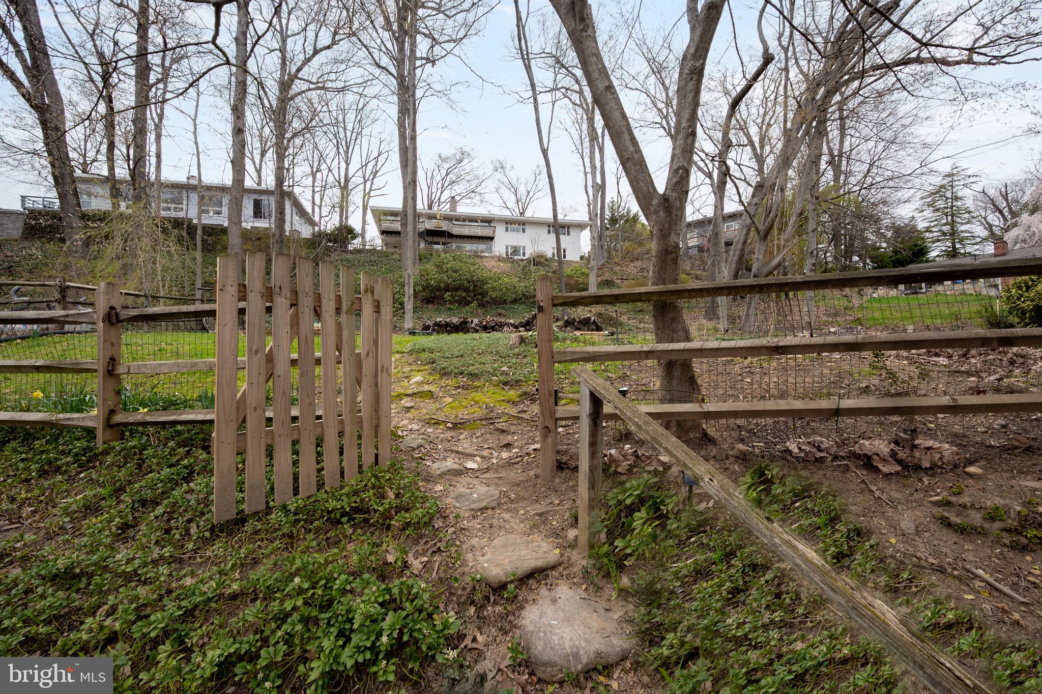 LAKE BARCROFT - Residential