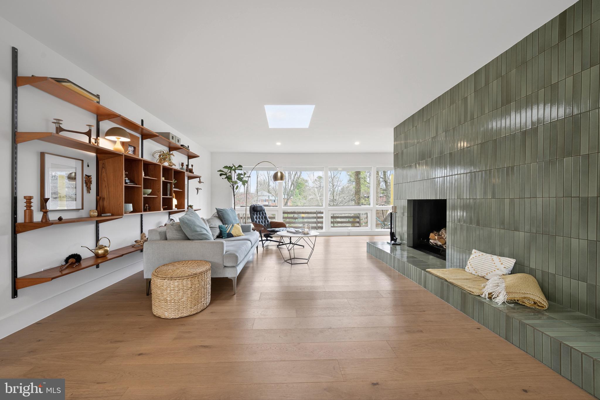 LAKE BARCROFT - Residential