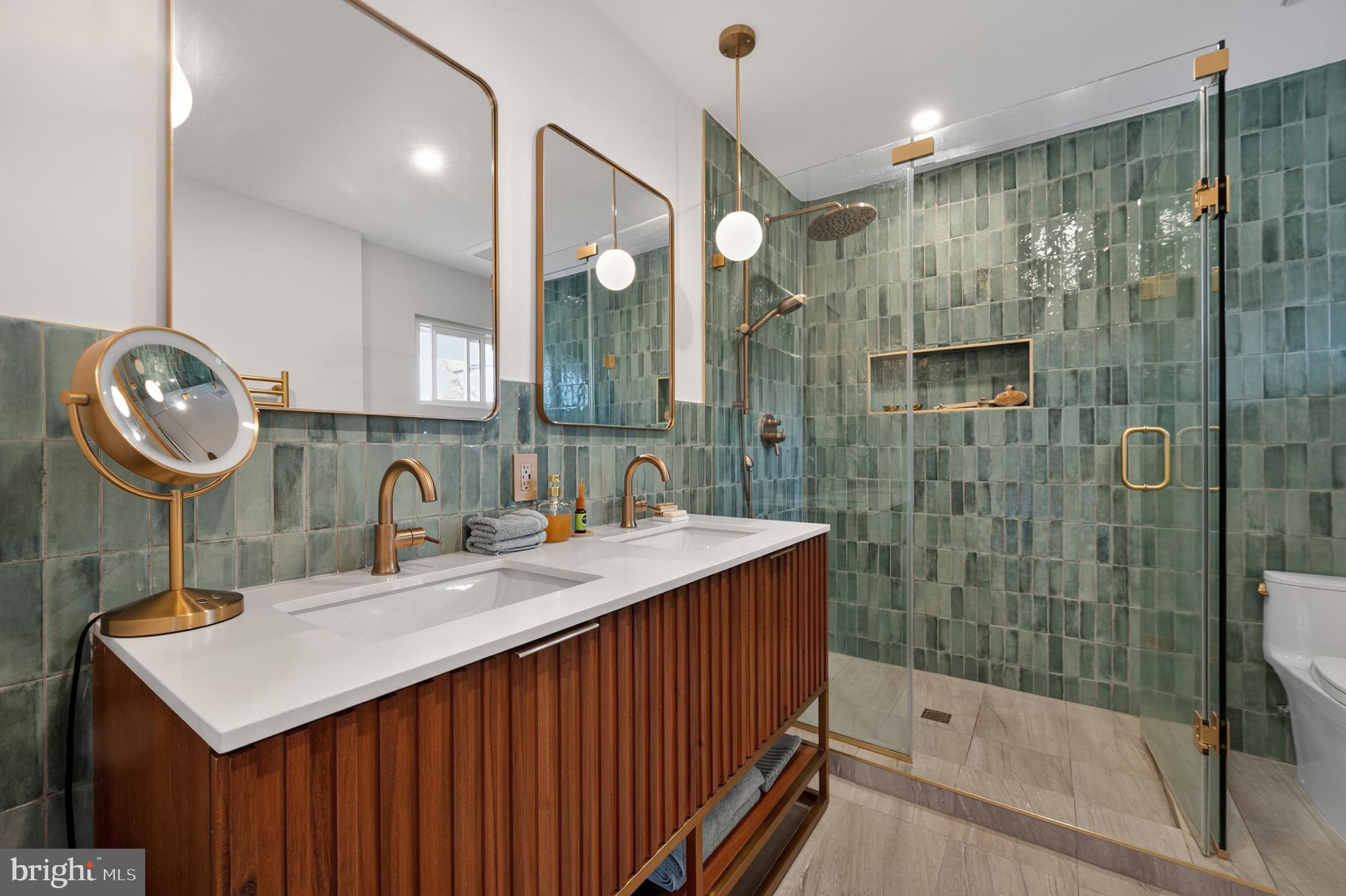 LAKE BARCROFT - Residential