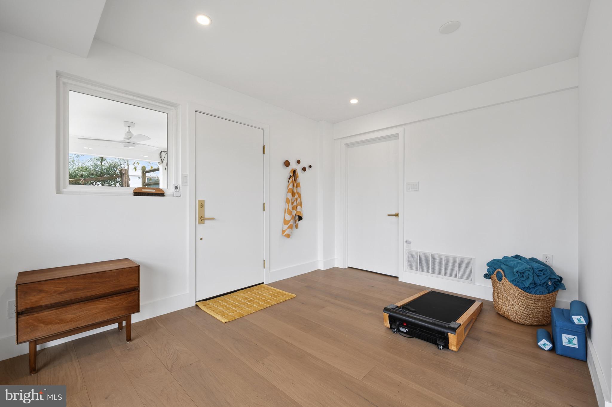 LAKE BARCROFT - Residential