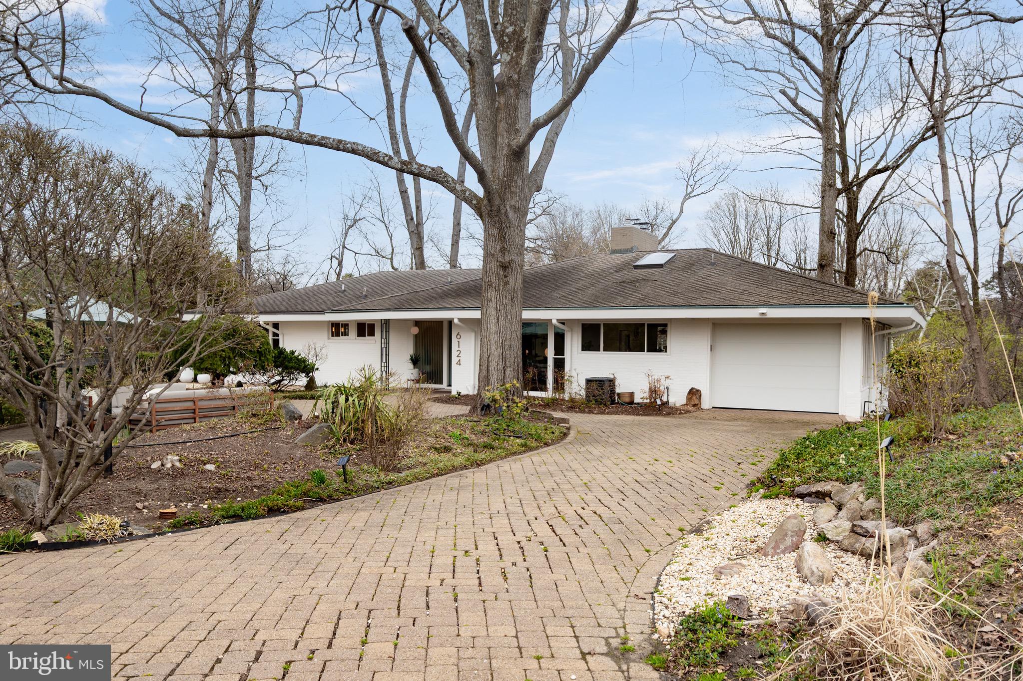 LAKE BARCROFT - Residential