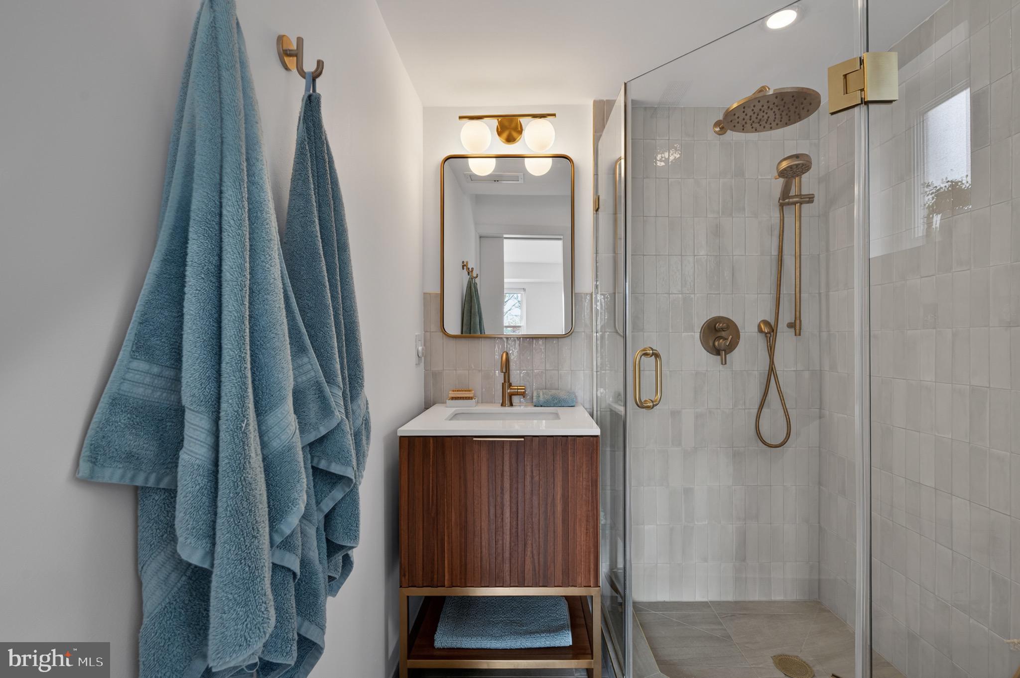 LAKE BARCROFT - Residential