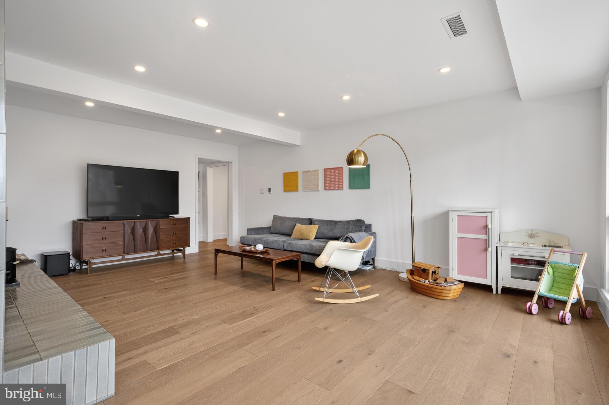 LAKE BARCROFT - Residential