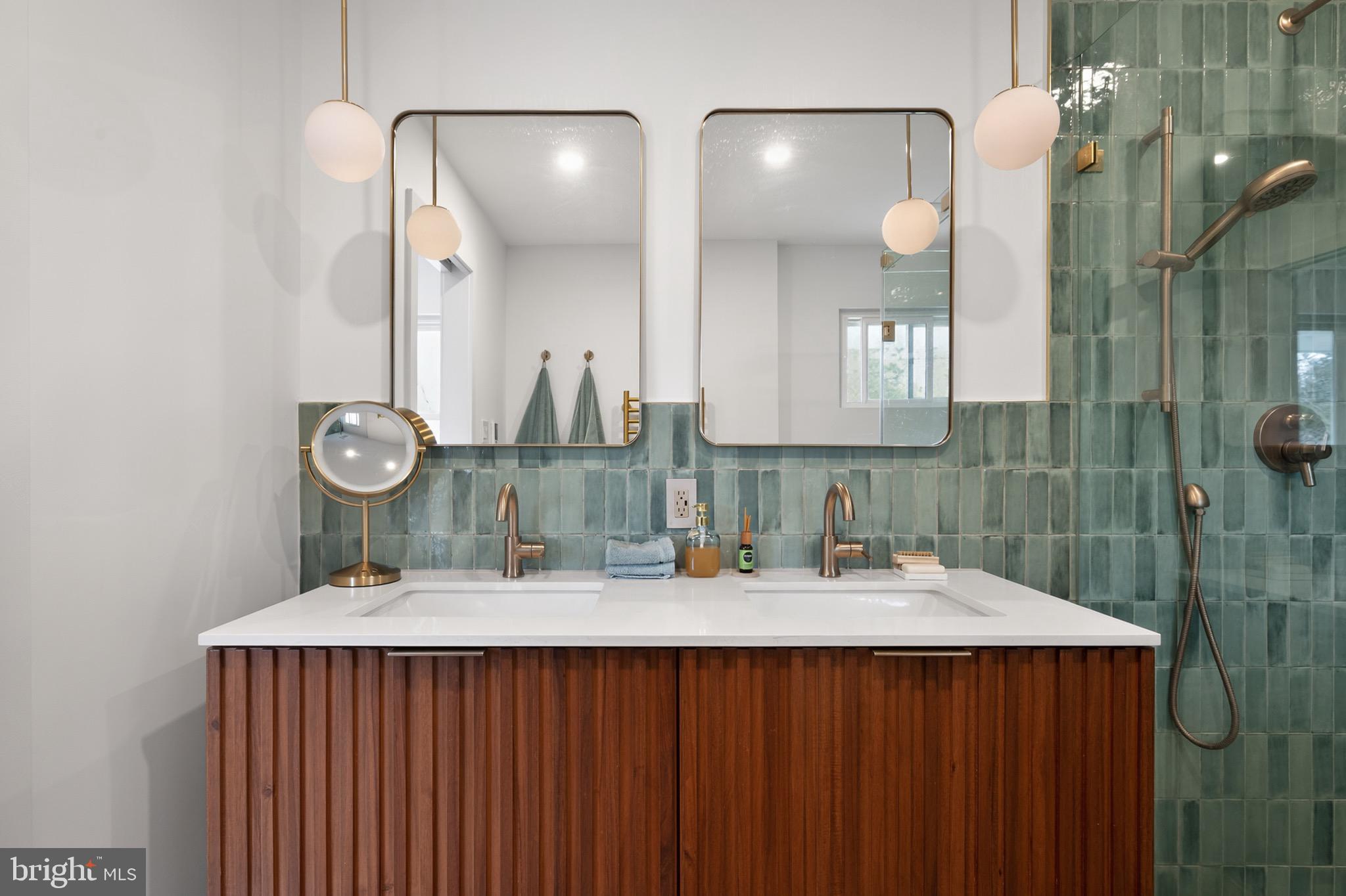 LAKE BARCROFT - Residential