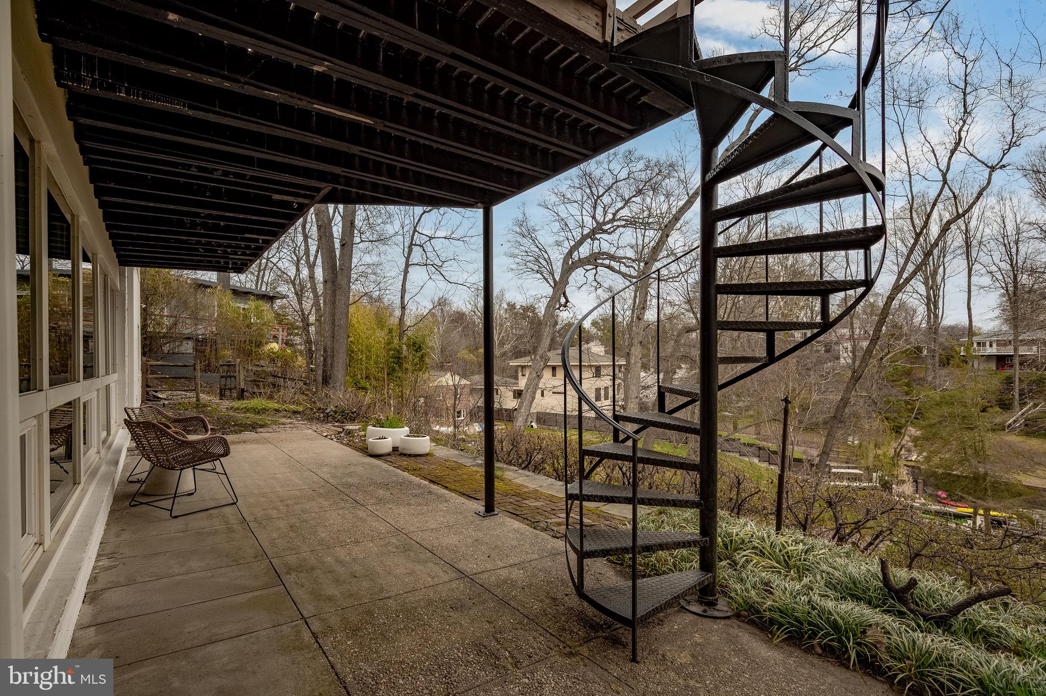 LAKE BARCROFT - Residential