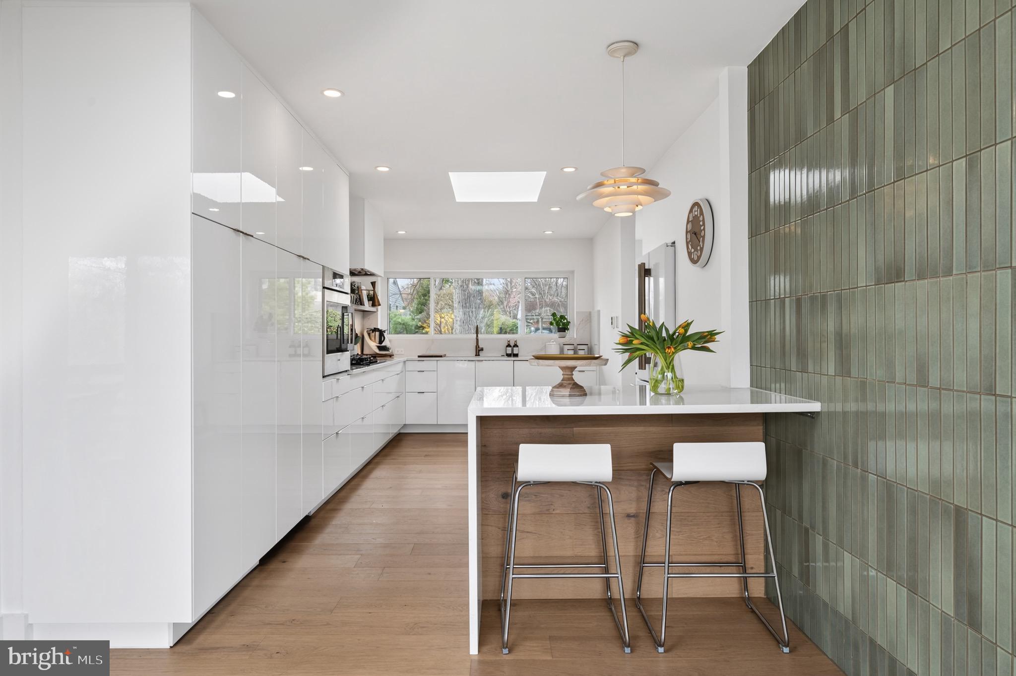 LAKE BARCROFT - Residential