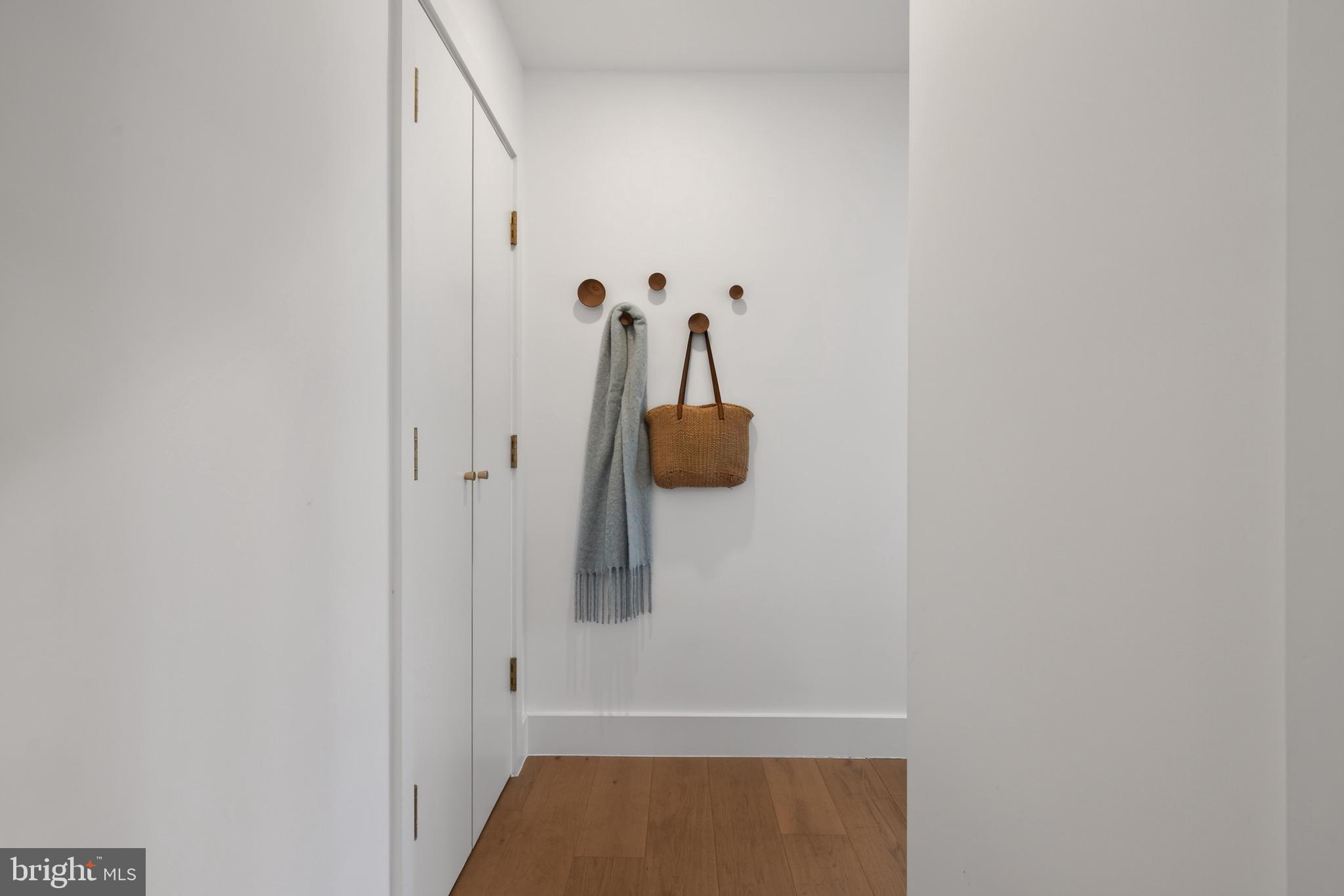 LAKE BARCROFT - Residential