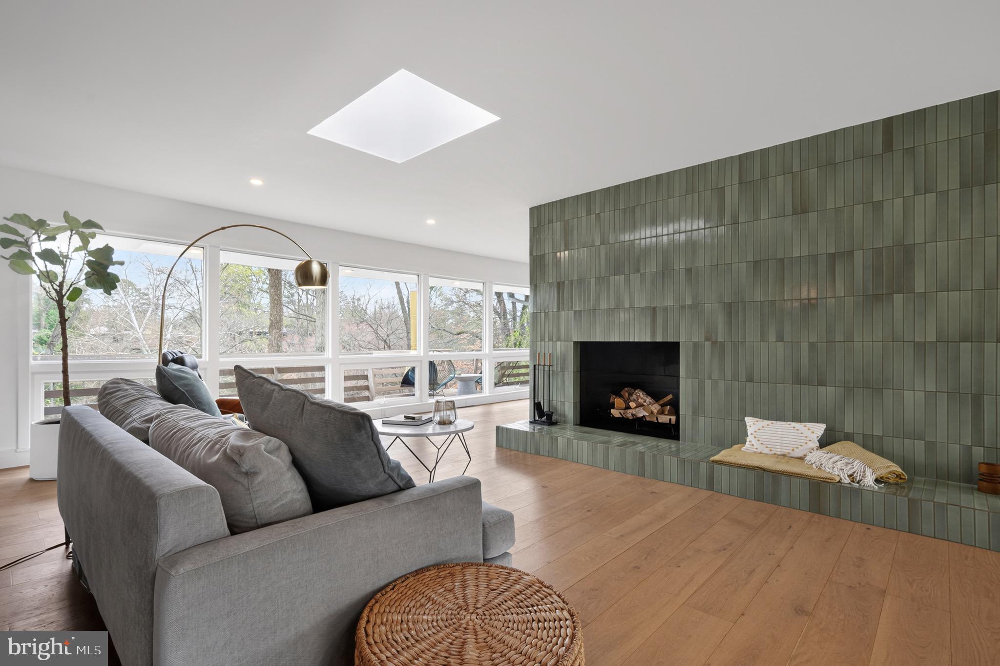 LAKE BARCROFT - Residential