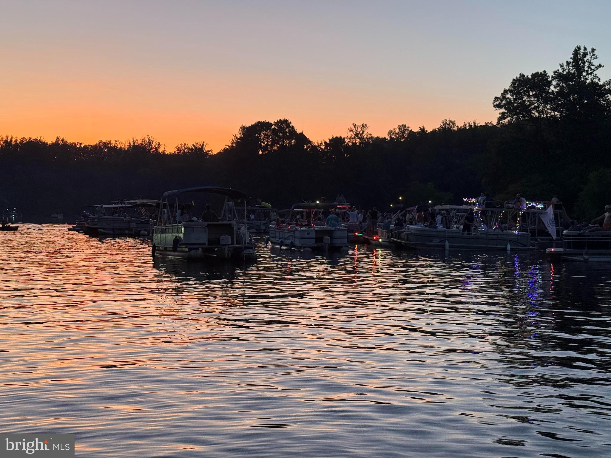 LAKE BARCROFT - Residential