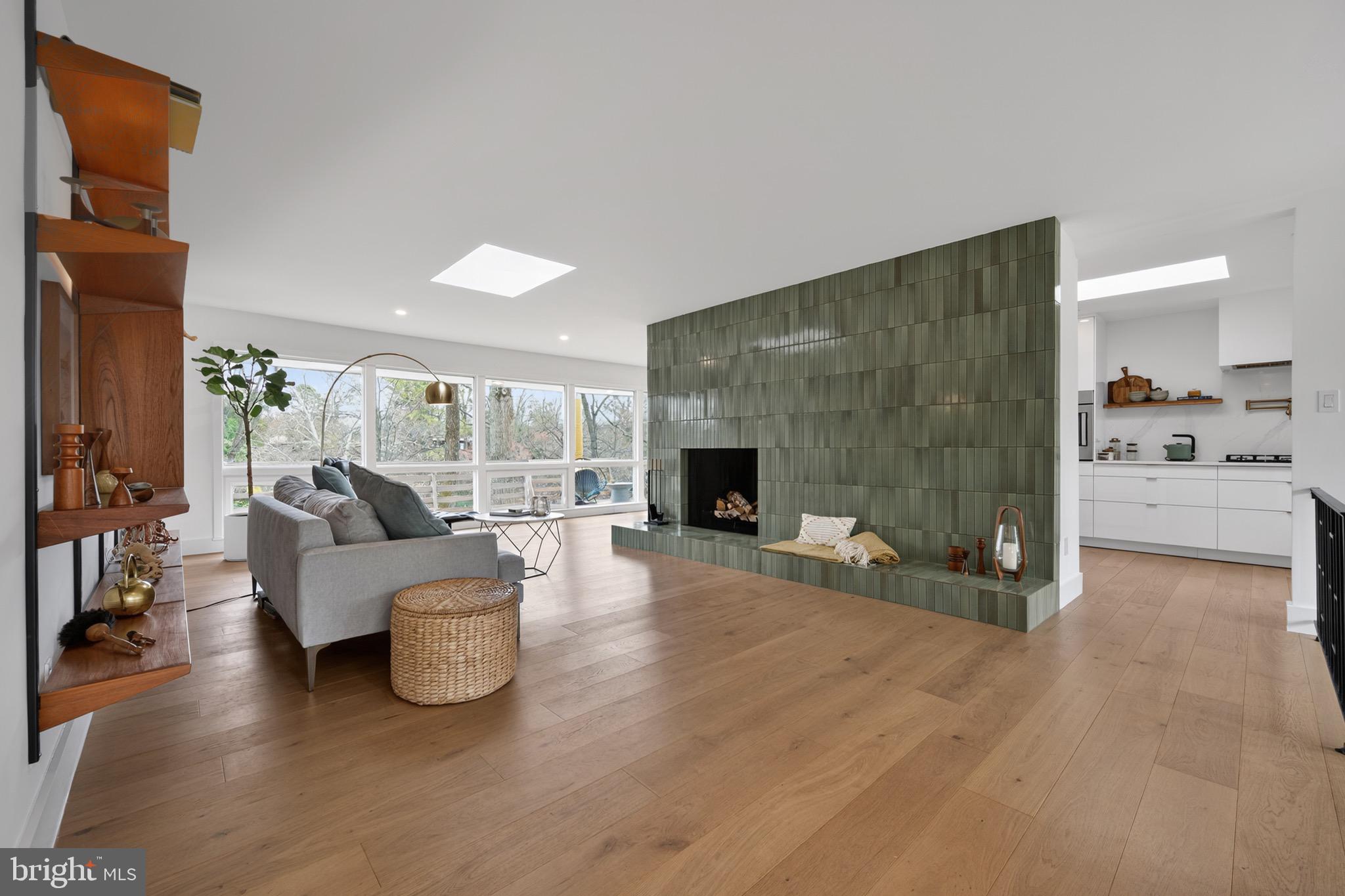 LAKE BARCROFT - Residential