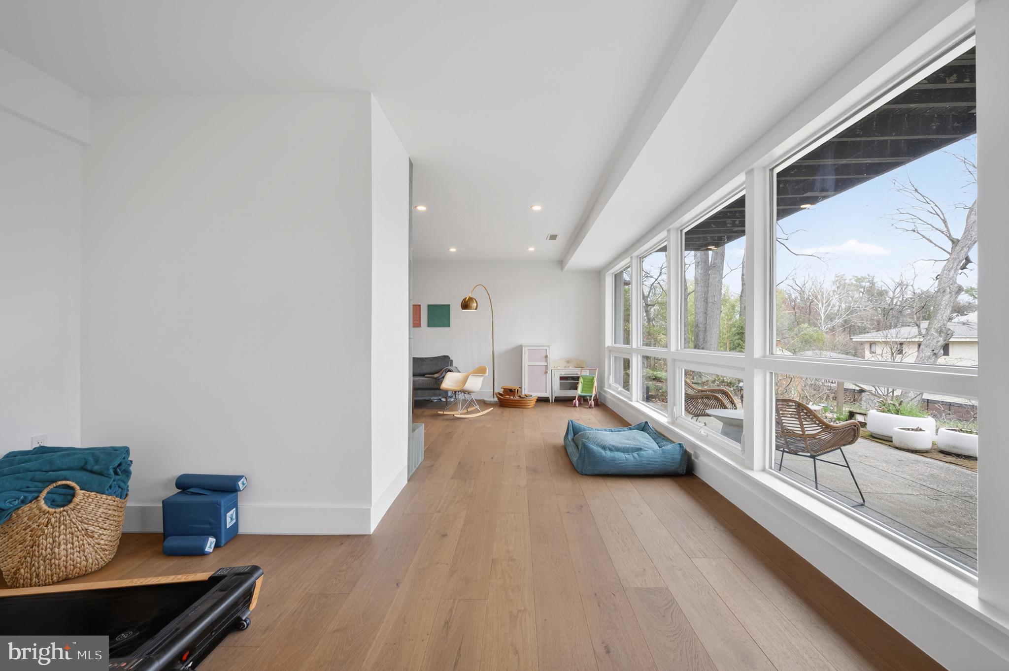 LAKE BARCROFT - Residential