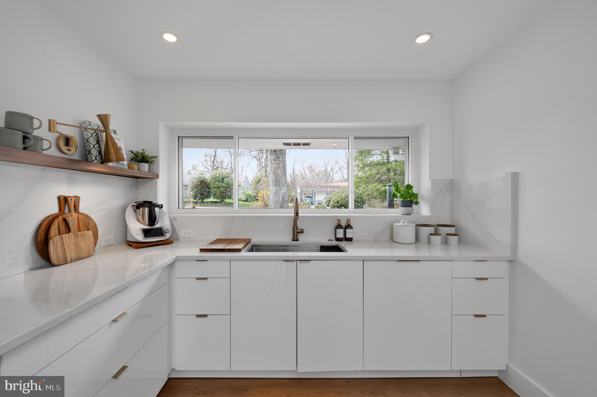 LAKE BARCROFT - Residential