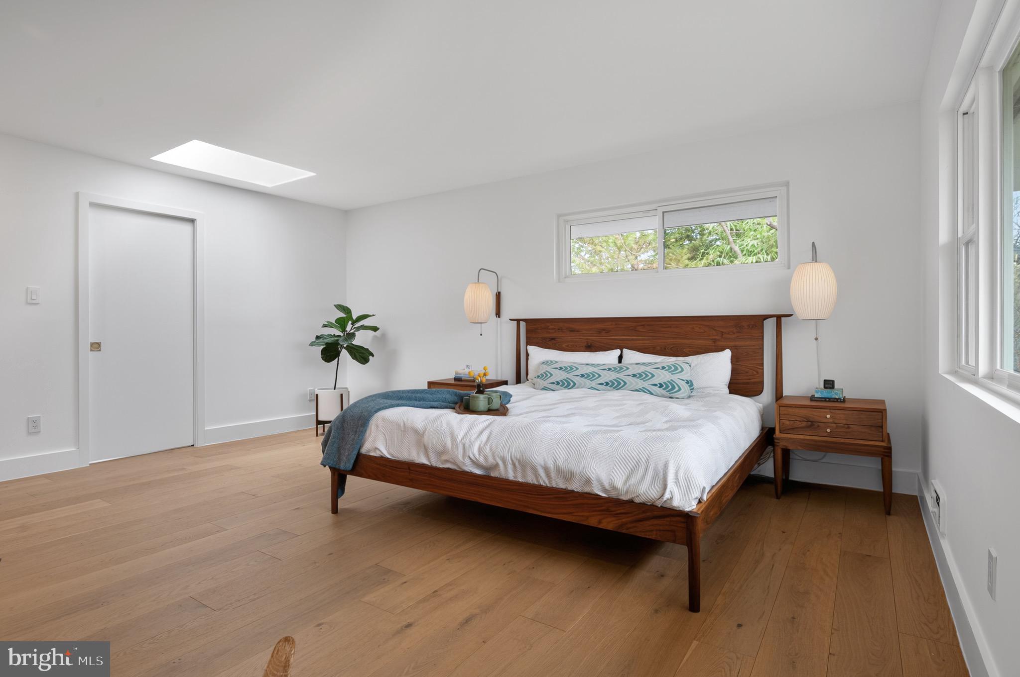 LAKE BARCROFT - Residential