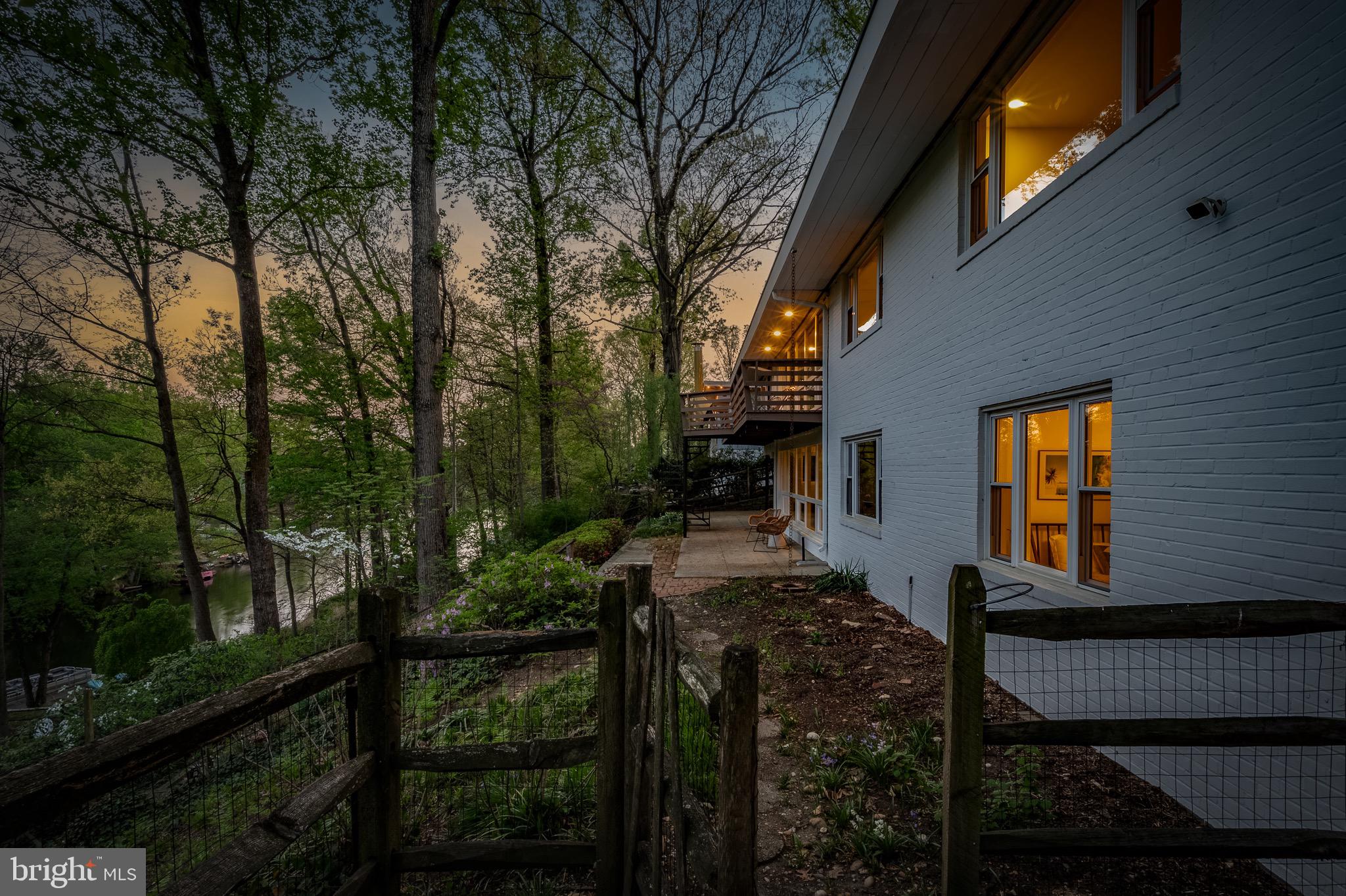 LAKE BARCROFT - Residential