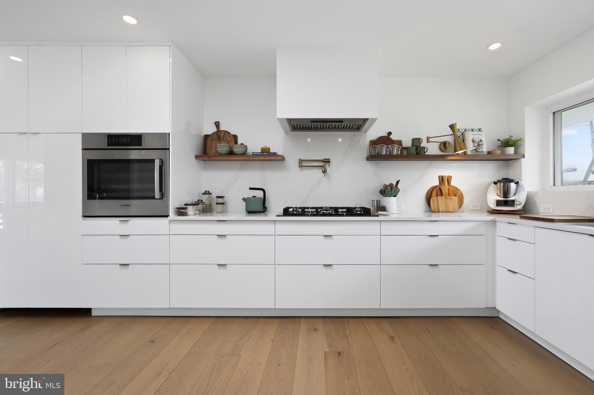 LAKE BARCROFT - Residential