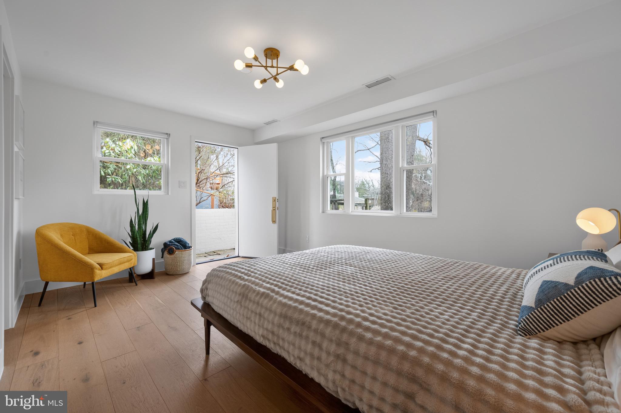 LAKE BARCROFT - Residential