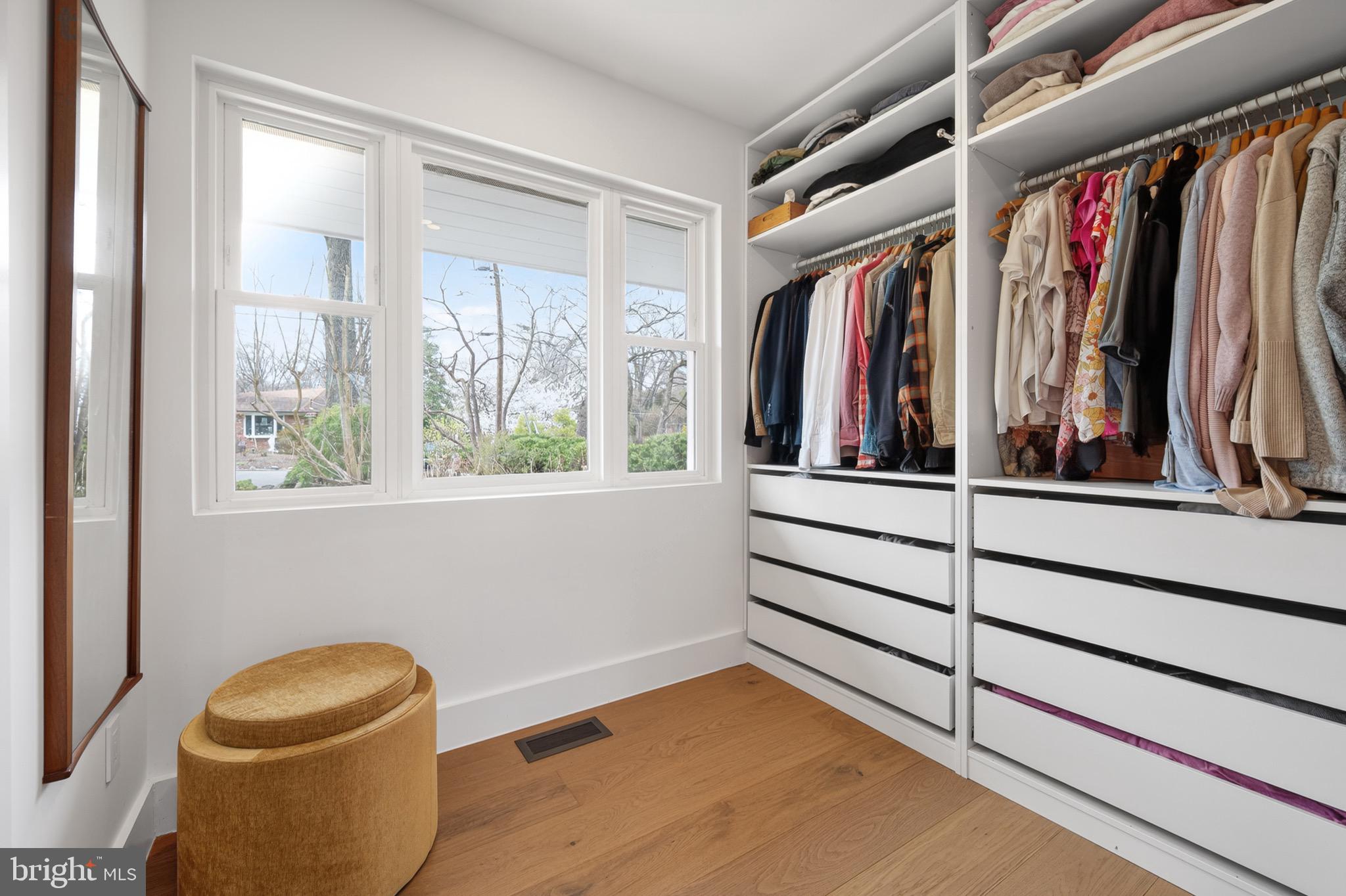 LAKE BARCROFT - Residential