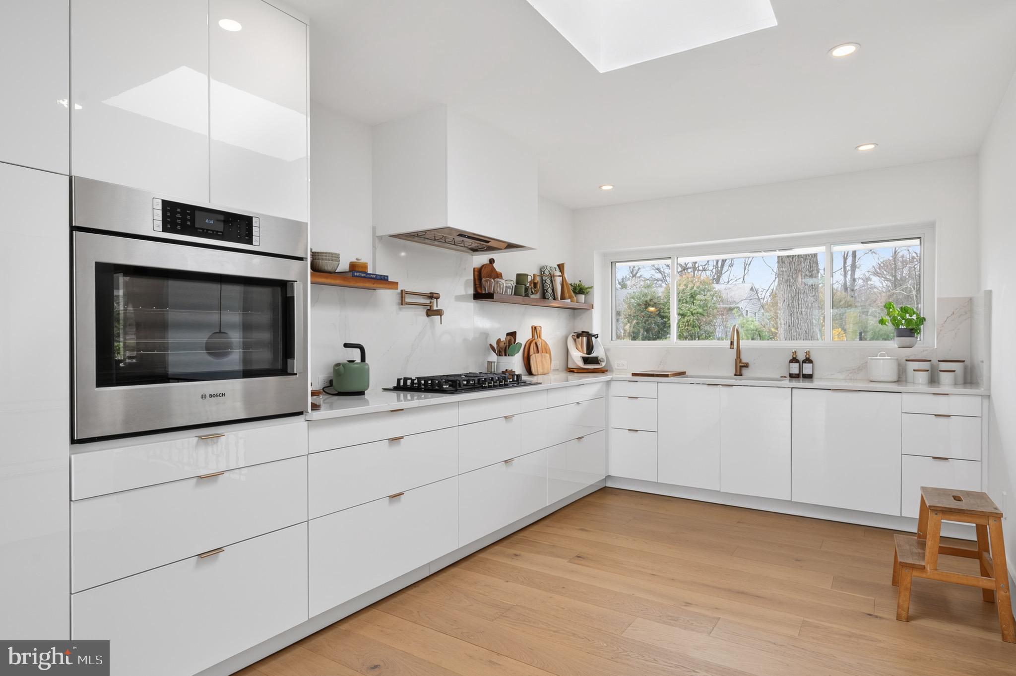 LAKE BARCROFT - Residential