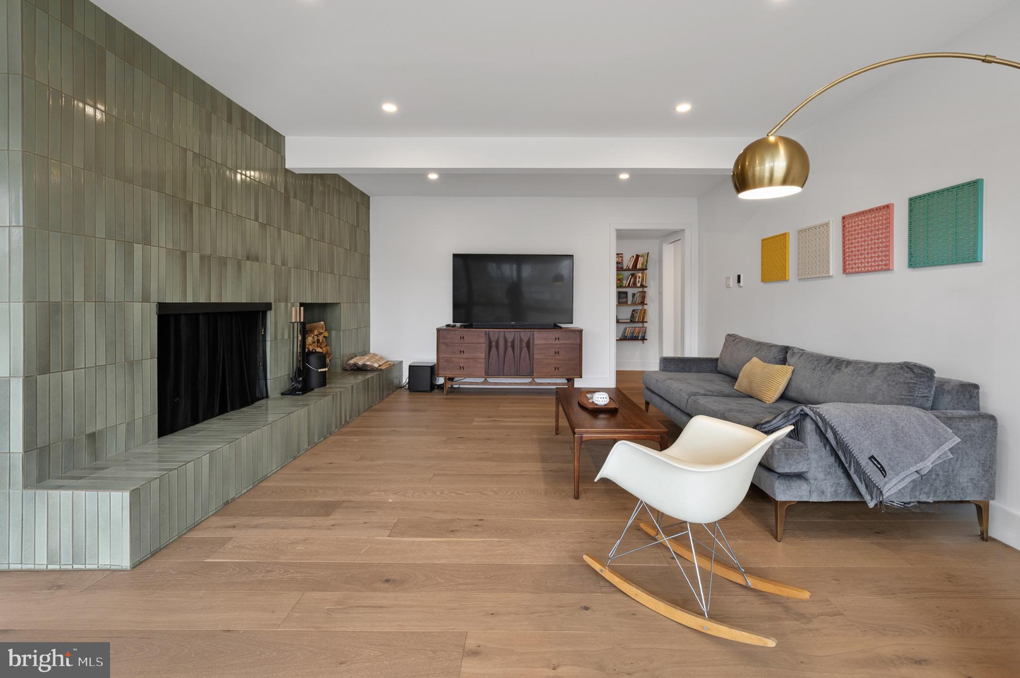 LAKE BARCROFT - Residential