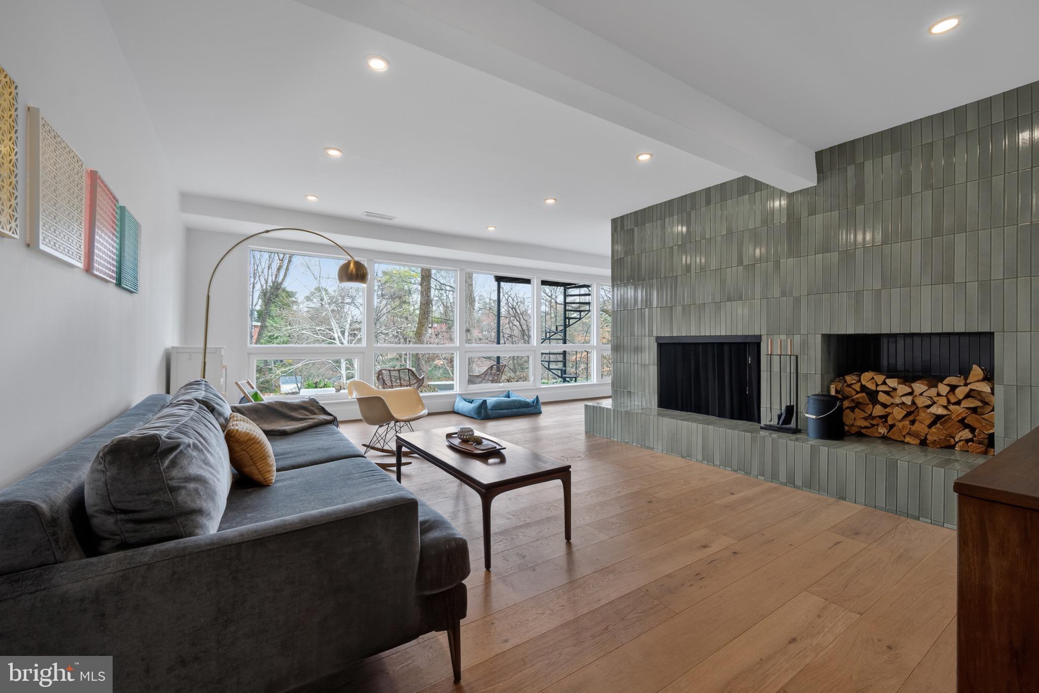 LAKE BARCROFT - Residential